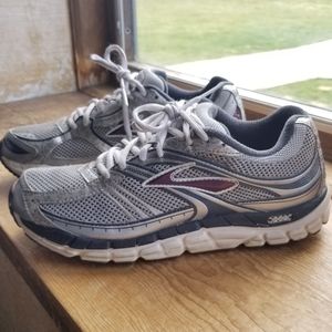 Brooks women's addiction 10 size 9B
